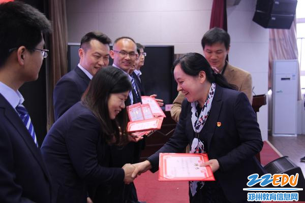 党总支书记、校长于红莲向新任中层颁发聘书