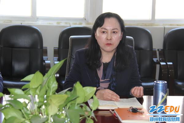 校党总支书记、校长于红莲与新任干部谈心、交心，突围工作困惑
