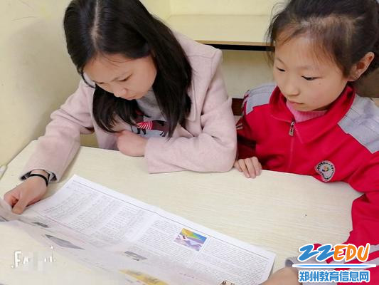 父母和孩子在亲子共读中享受亲子时光