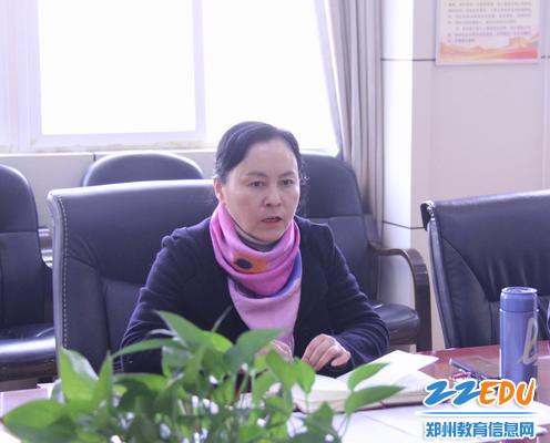 2 校长于红莲理论结合实际，深入分析学校安全可能存在的风险点