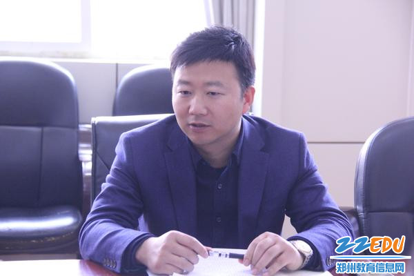 3 主抓安全的副校长黄涛带领大家学习“教育部《中小学校岗位安全工作指南》”