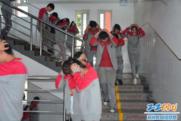 学生迅速下楼