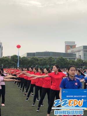 42中教师在开幕式大众广播操展示中