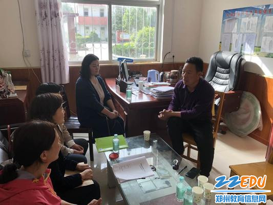 朱阳关镇初中校长卫铁牛和三位支教老师谈生活和工作安排