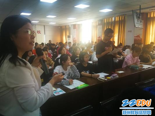 2学生在积极回答问题