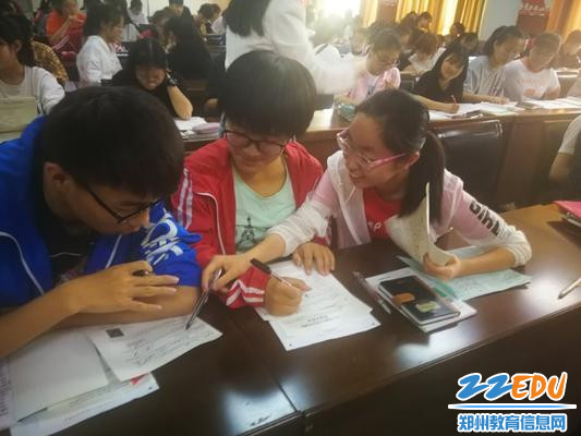 3学生在激烈讨论