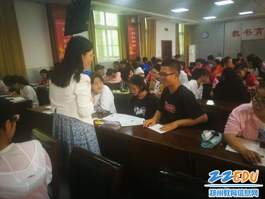 4王巧玲老师和学生愉快地对话