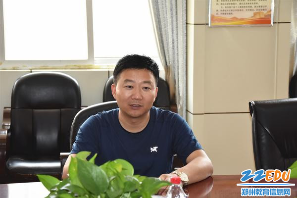 黄涛副校长汇报工作