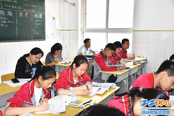 于红莲校长亲自陪同卢氏朱阳关中学教师深入课堂听课