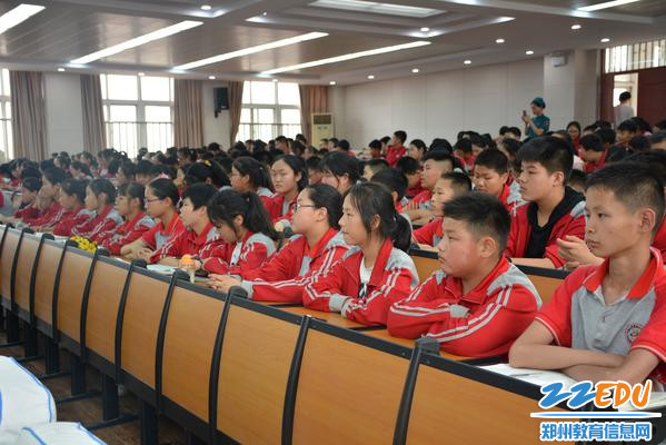 学生们认真学习讲座内容
