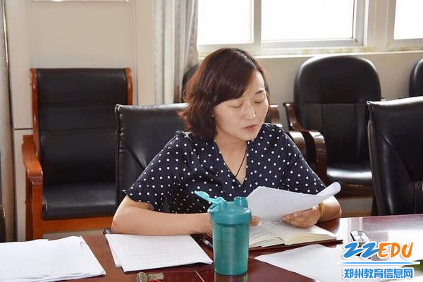 郑州四十二中纪检委员孙捷带领全体中层以上干部学习文件精神