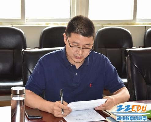 郑州四十二中副校长孙青山带领大家学习《条例》全文