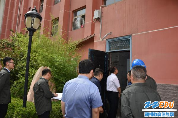 对电力设施进行现场视察