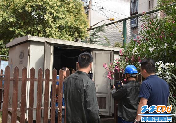 对学校设施进行现场测试
