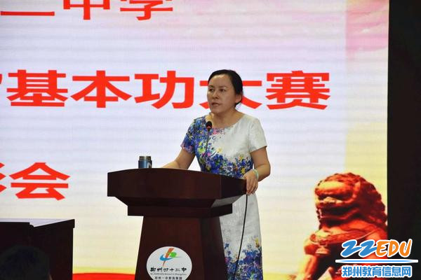 校长于红莲对青年教师进行总结指导并寄予殷切希望
