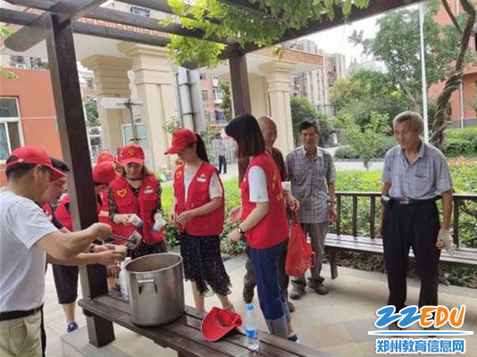 2 为环卫工人送上一杯暖心的绿豆水