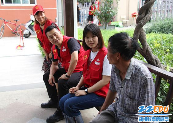 4 党员志愿者叮嘱环卫工人高温工作注意身体
