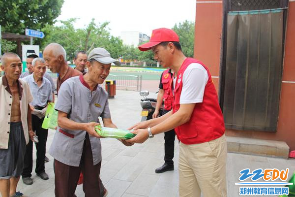 6 党总支副书记张永耀为每一位环卫工人送上一袋绿豆