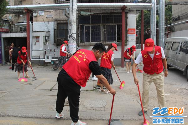 10 党员志愿者们真正体验环卫工人高温工作的辛苦