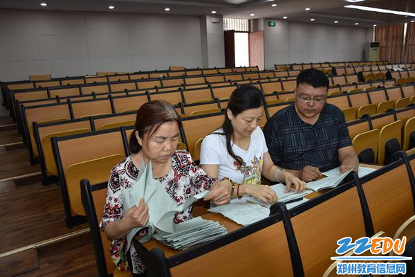 5 对老师们的选票认真计票、唱票、监票