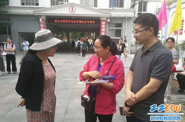 于红莲校长和孙青山副校长慰问送考教师