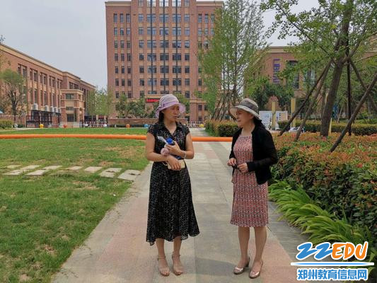 于红莲校长与送考教师进行亲切交谈