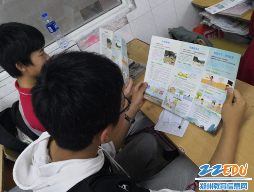 向学生发放防溺水知识手册