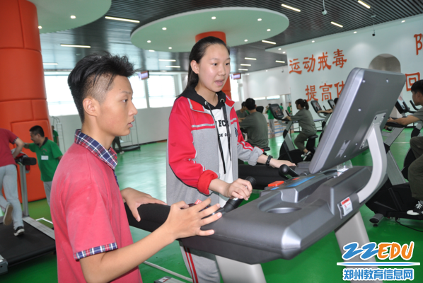 生命在于运动，学生体验器材