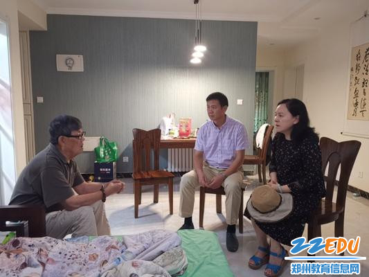 3.同老党员介绍学校发展状况