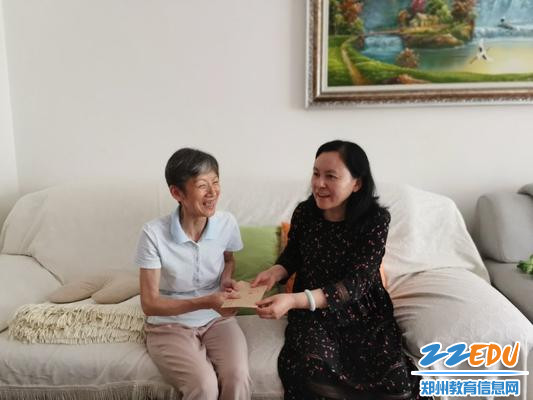 2.党总支书记、校长于红莲送去慰问
