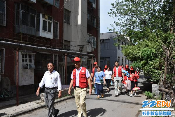 2 党员志愿者走进社区，慰问困难党员、群众