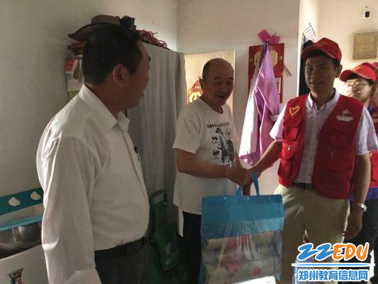 3党总支副书记张永耀为每一位困难党员、群众送上夏季用品---凉席