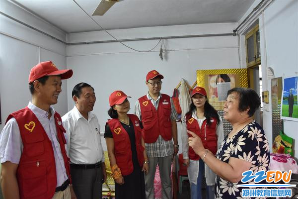 6 受慰问的党员、群众感谢党的关心和帮助