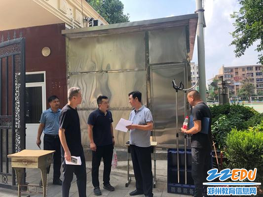 1 郑州市文明办副主任薛土岭(左4）对郑州42中应急避难场所进行实地检查调研