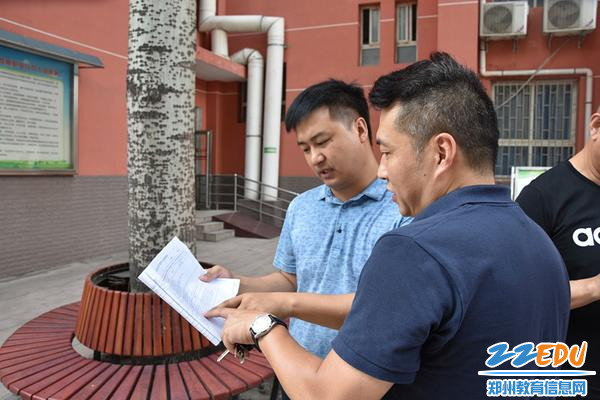 2 检查组认真对照《省会深化全国文明城市创建实地项目操作表》的测评内容进行测评