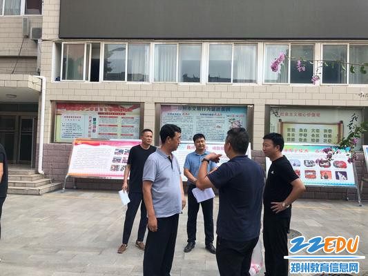 3 检查组对学校文明校园宣传阵地建设进行检查
