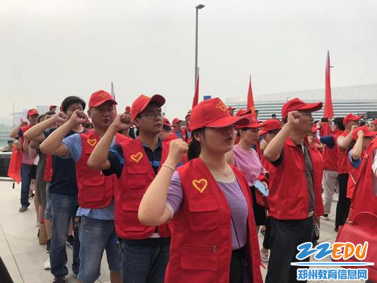 2 郑州四十二中党员志愿者庄严宣誓：争当“绿城使者”，温暖一座城
