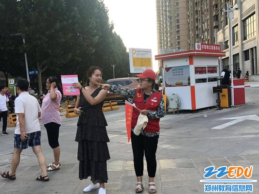 5.党员志愿者热心帮助他人