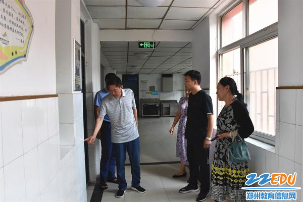 荆改强处长对教学楼修缮提出指导意见