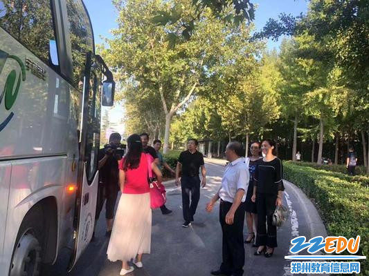 郑州市教育局副局长曾昭传为支教教师送行
