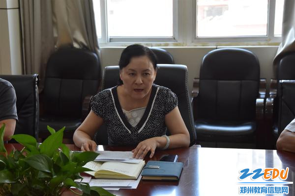 党总支书记、校长于红莲带领大家学习领会全市教育大会精神
