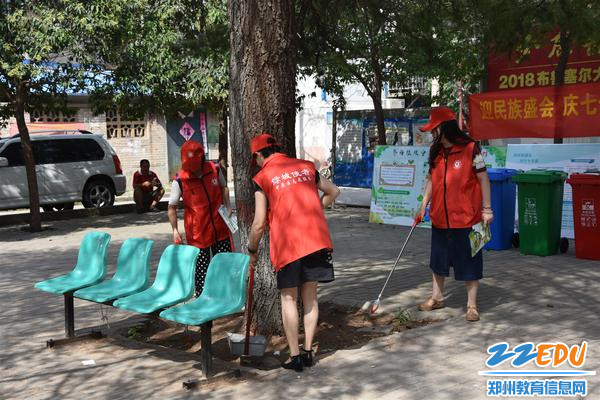 42中志愿者们认真清扫隐藏的垃圾