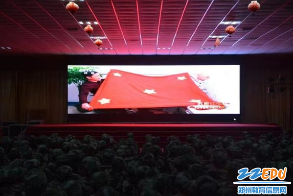 3 郭德贤老人深情抚摸“复刻版”的五星红旗