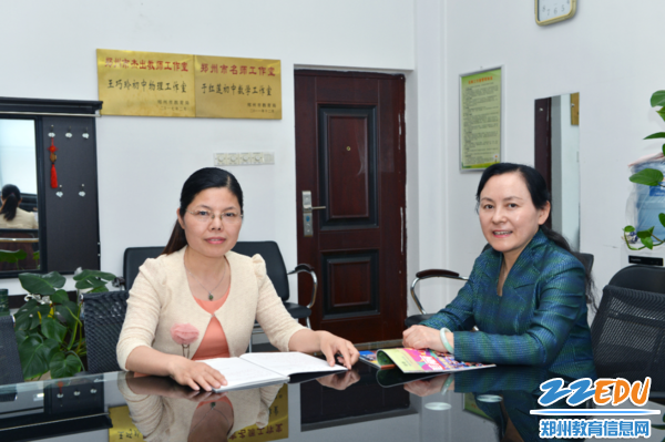于红莲数学名师工作室（图右为于红莲）、王巧玲杰出教师工作室（图左为王巧玲）