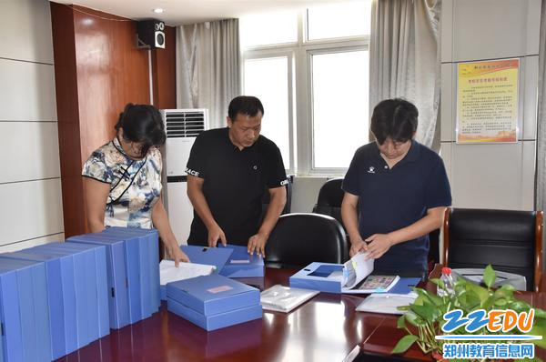 检查组查阅道德课堂相关资料