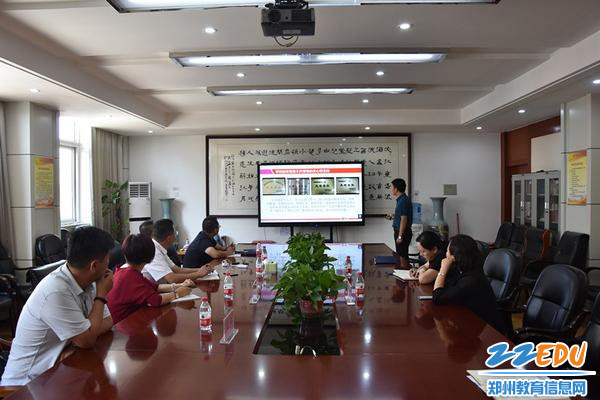 行政校长黄涛向检查组汇报学校安全工作