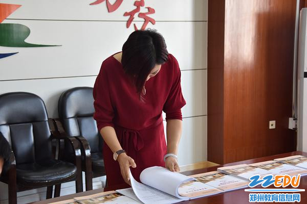 检查组成员现场翻阅资料