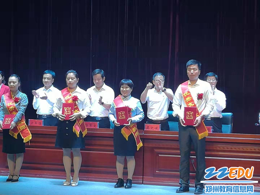 3 郑州42中支教教师邵俊杰老师上台领奖（前排左边第三位）