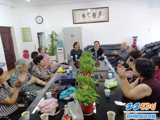 退休教师为学校建设“美好教育”鼓掌、点赞