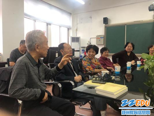 大家在一起畅谈美好生活